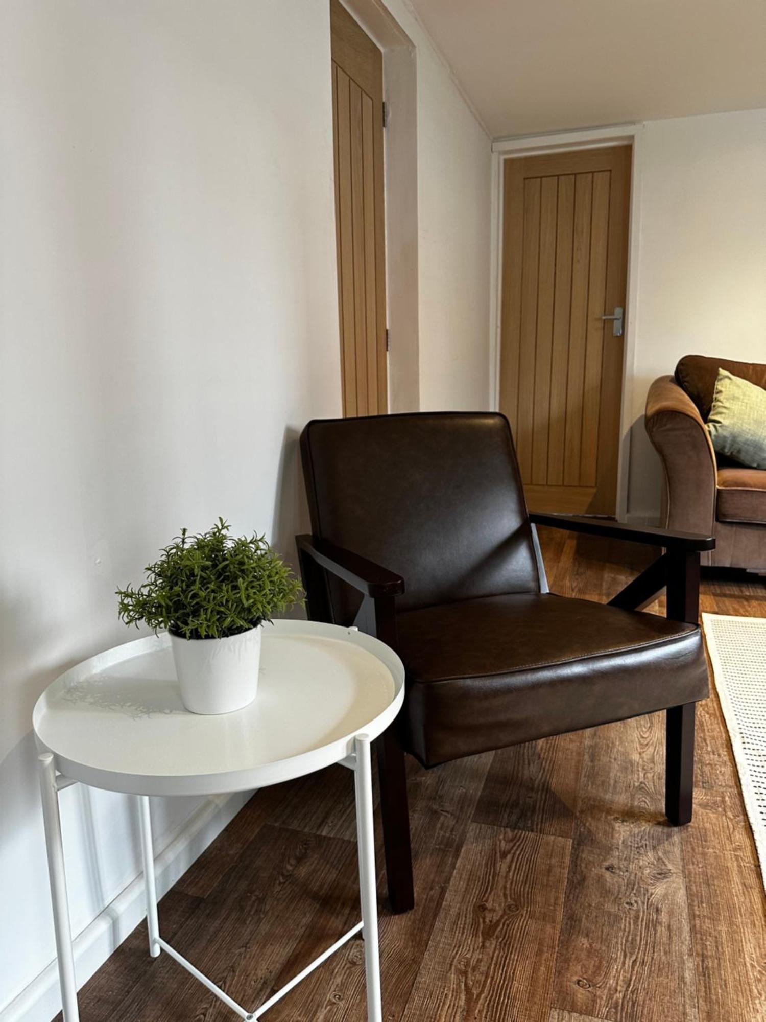 Entire Super King Bed Close To Town Centre Colchester