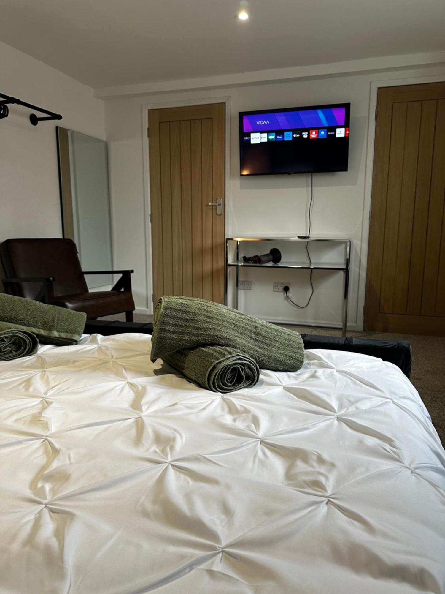 Entire Super King Bed Close To Town Centre