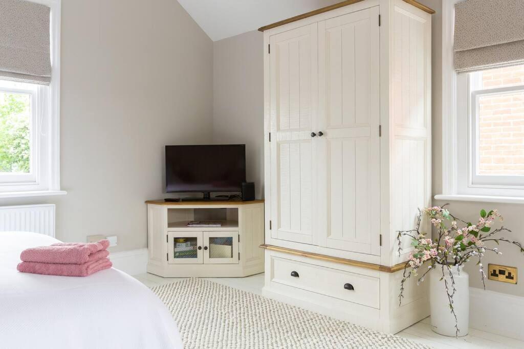 Stylish And Homely 1 Bed Edwardian Coach House Apartment