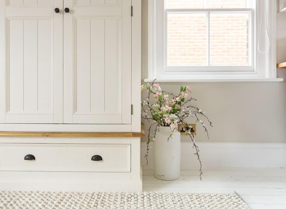 Stylish And Homely 1 Bed Edwardian Coach House Apartment