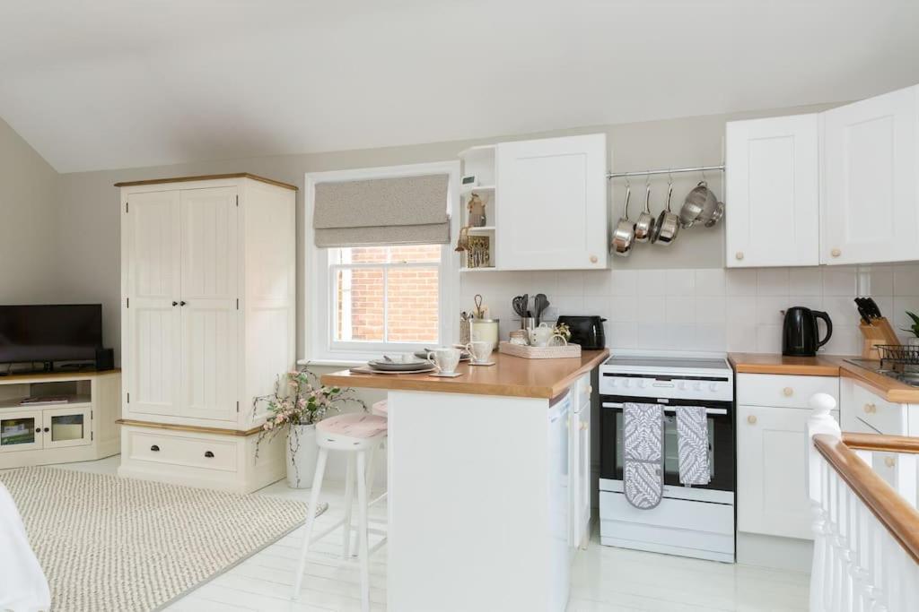 Stylish And Homely 1 Bed Edwardian Coach House Apartment