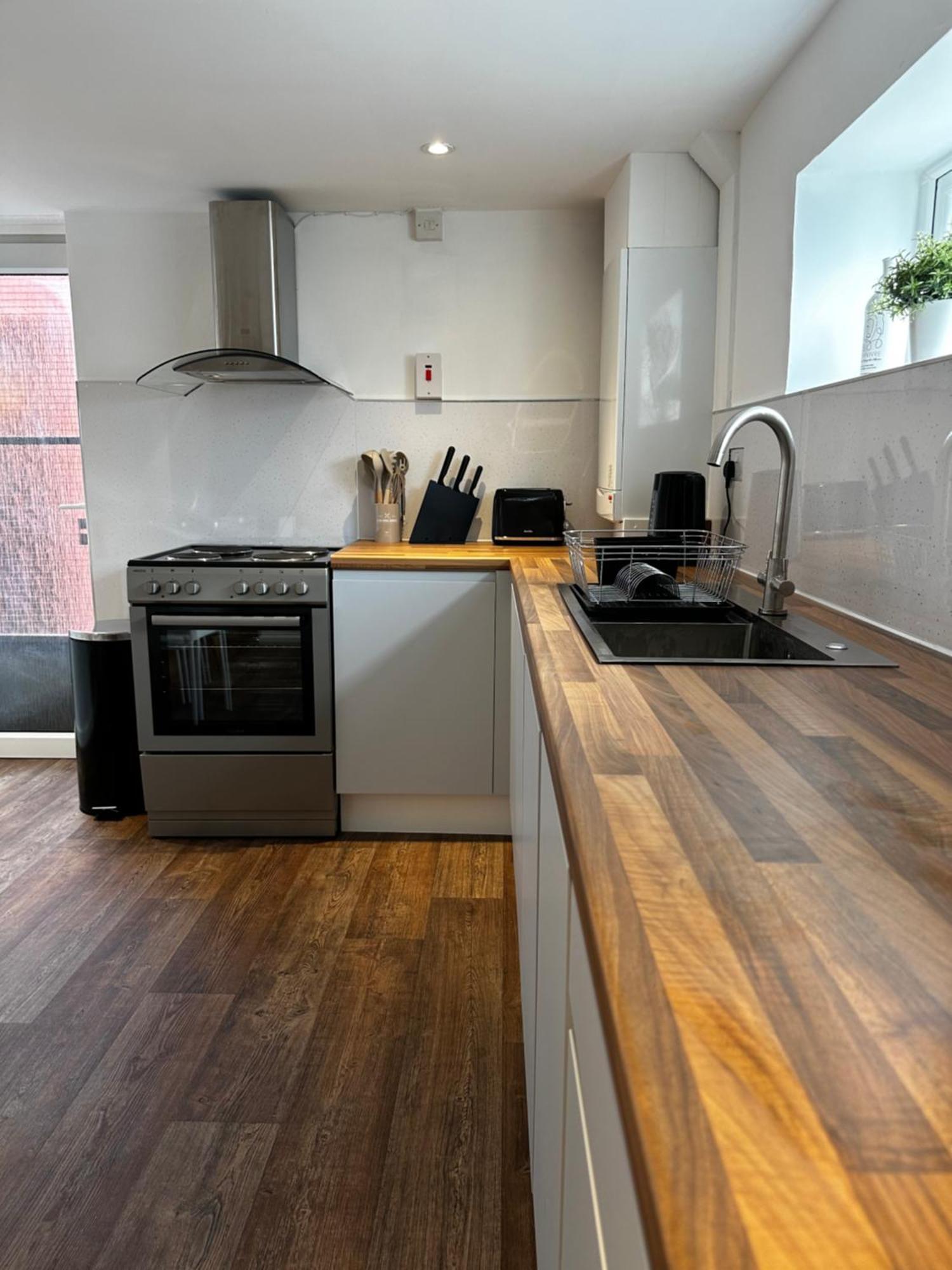 Entire Super King Bed Close To Town Centre *
