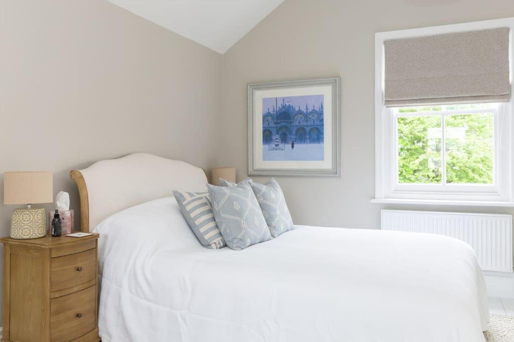 Stylish And Homely 1 Bed Edwardian Coach House Apartment *