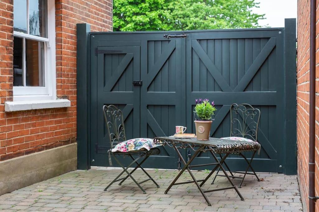 Stylish And Homely 1 Bed Edwardian Coach House Apartment