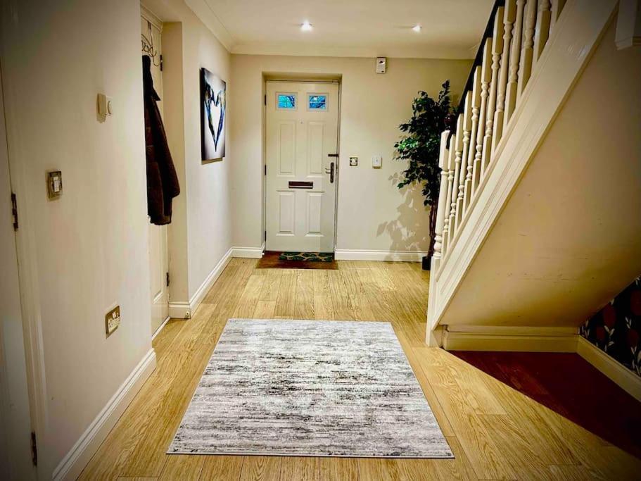 5 Bedroom House - Pool Table - Contractors, Crew, Group * Colchester
