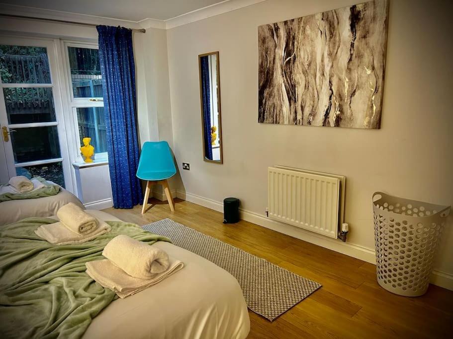 5 Bedroom House - Pool Table - Contractors, Crew, Group Holiday home Colchester