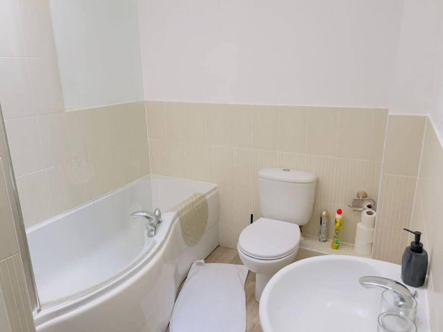 2 Bedroom Flat In Apartment
