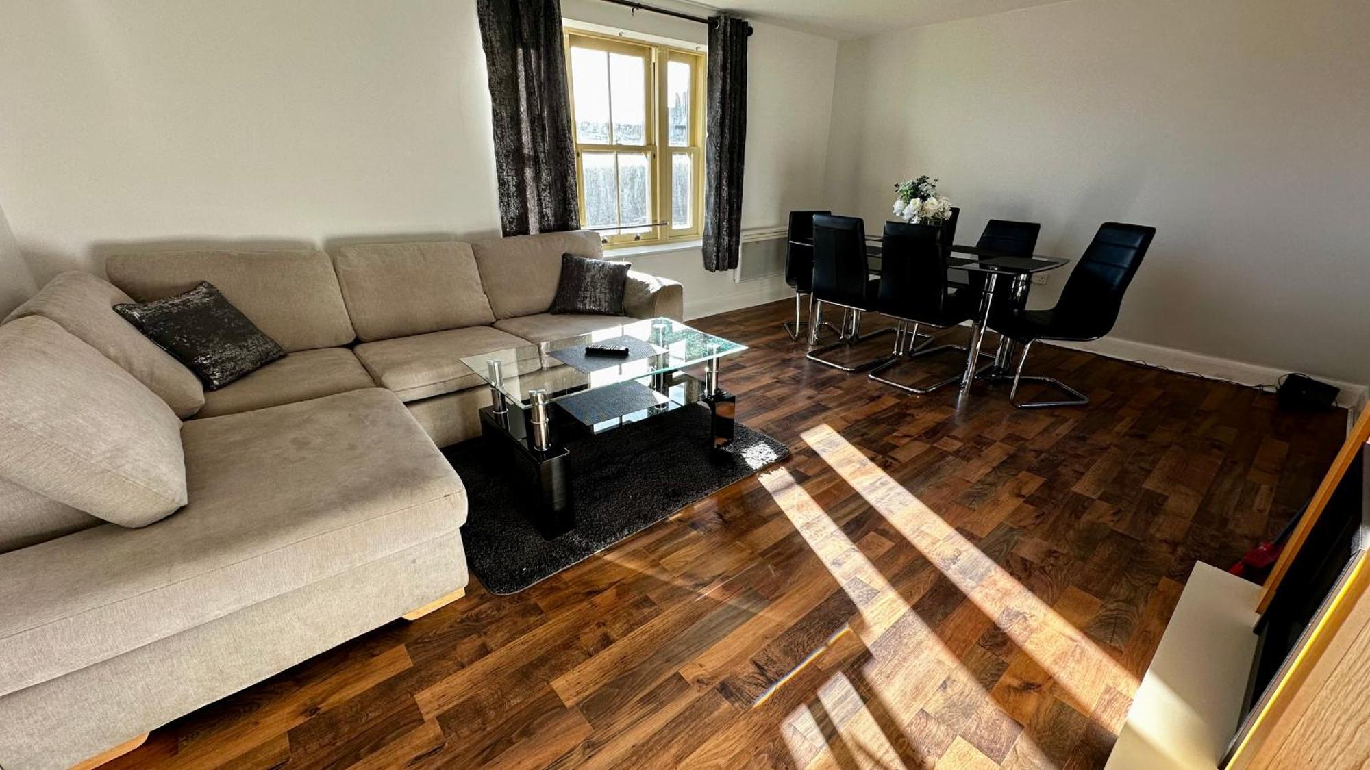 Two Bedroom Flat Town Centre Apartment *