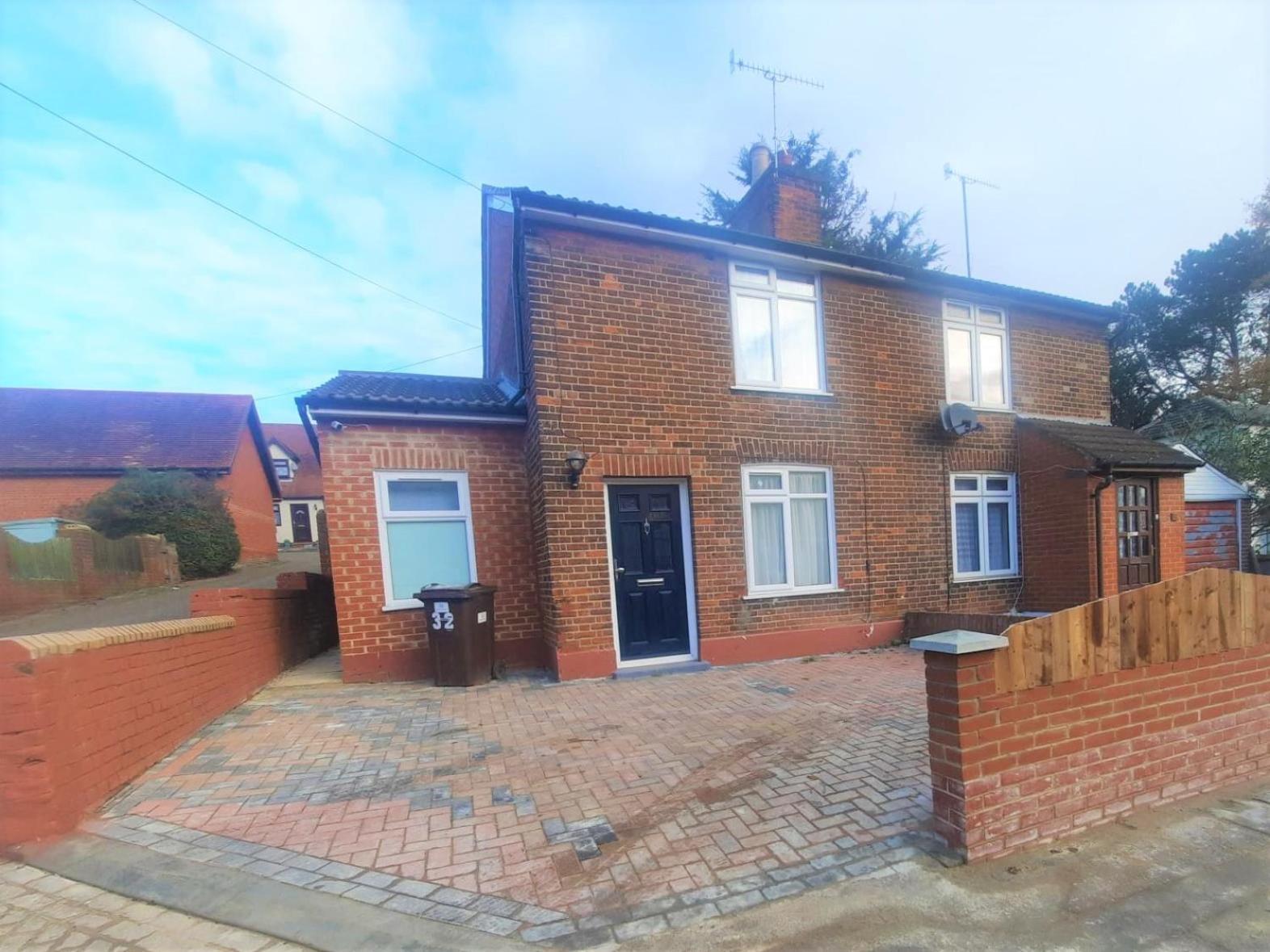 Holiday home 3-bed House In With Parking And Wifi