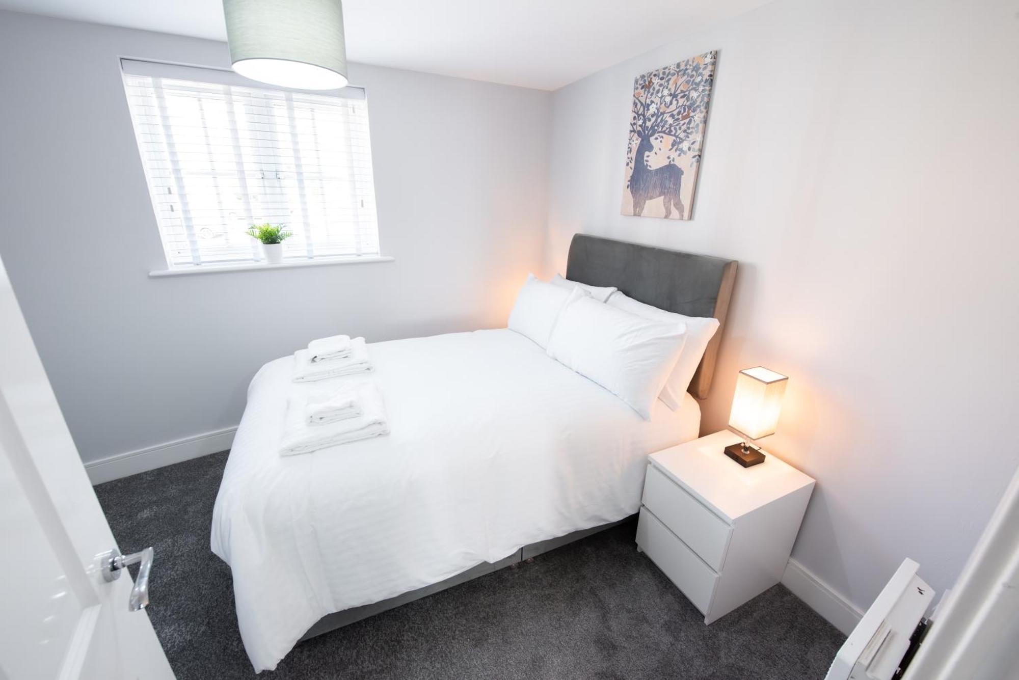Two Bed, Two Bath, With Parking Space * Colchester