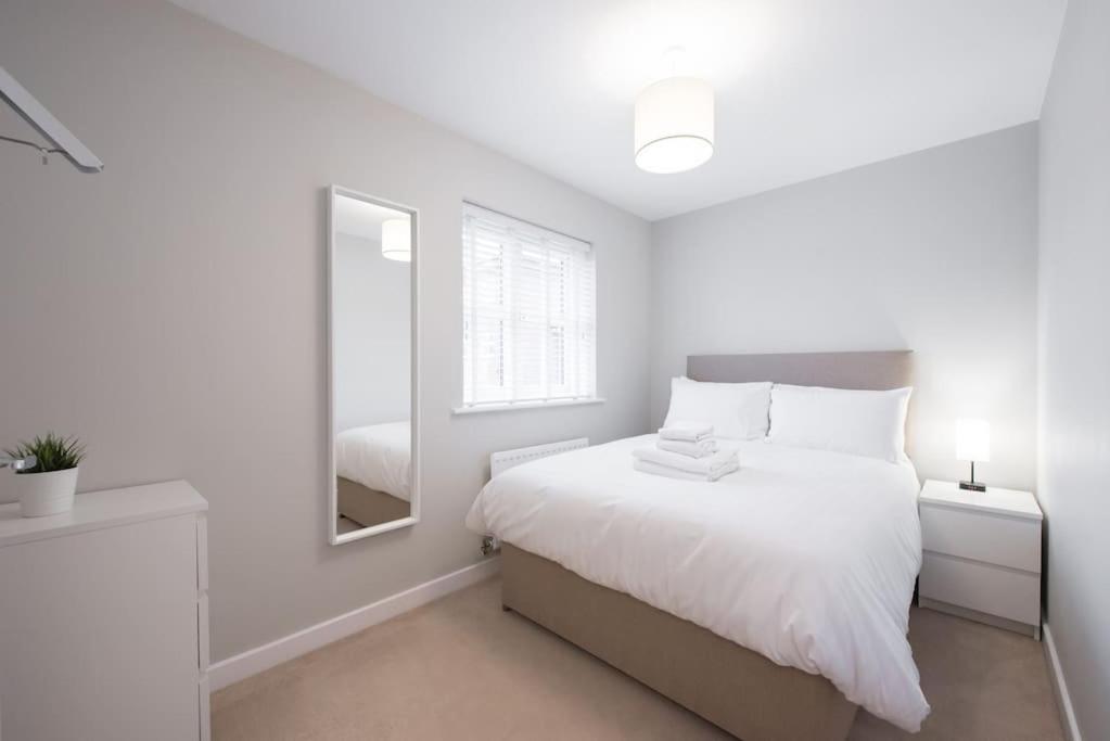 Apartment Space - Parking - Fast Wifi - 2 Double Bedrooms - Smart Tv