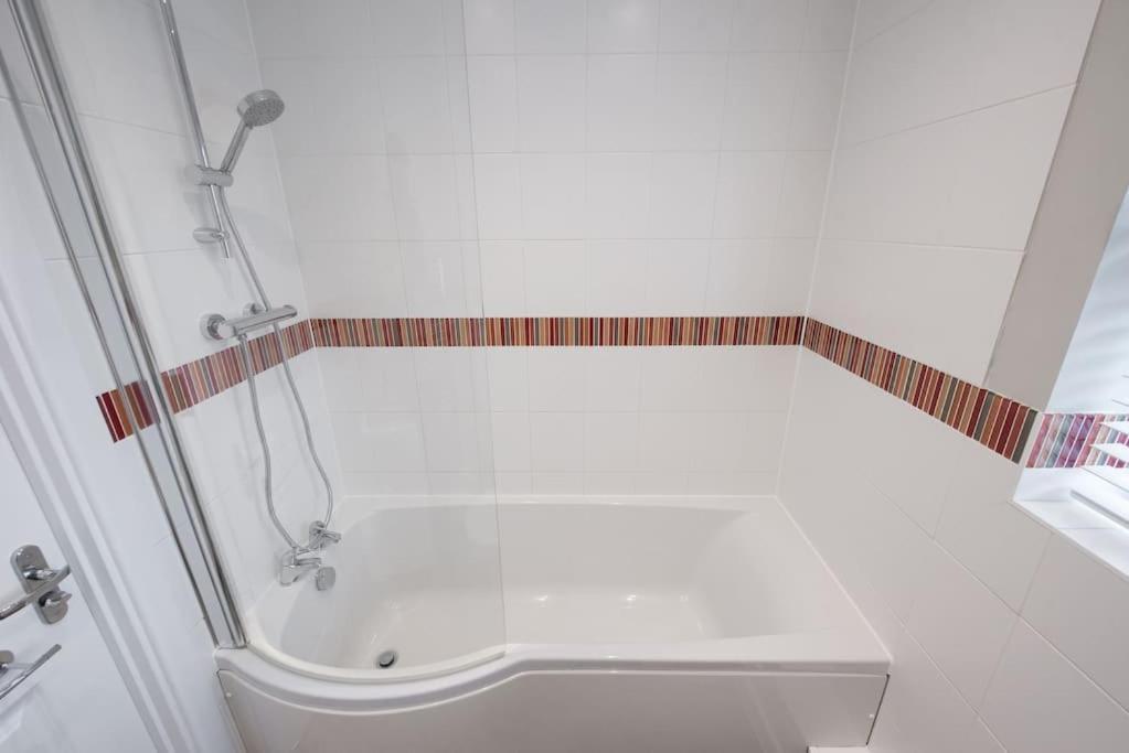 Space - Parking - Fast Wifi - 2 Double Bedrooms - Smart Tv Apartment