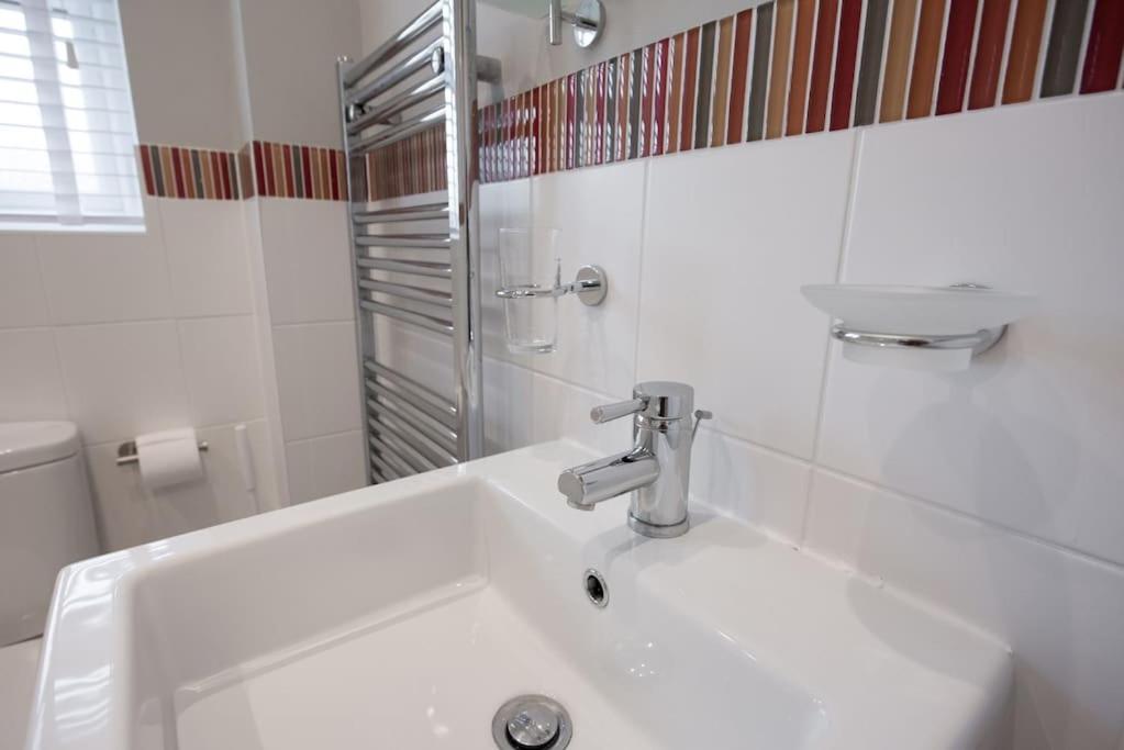 Space - Parking - Fast Wifi - 2 Double Bedrooms - Smart Tv Apartment Colchester
