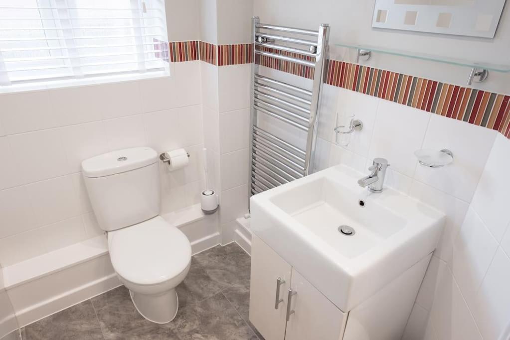 Space - Parking - Fast Wifi - 2 Double Bedrooms - Smart Tv *