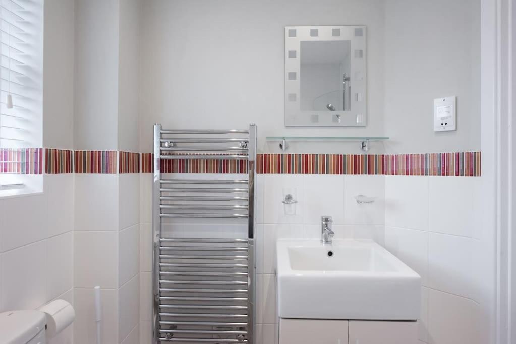 Apartment Space - Parking - Fast Wifi - 2 Double Bedrooms - Smart Tv Colchester