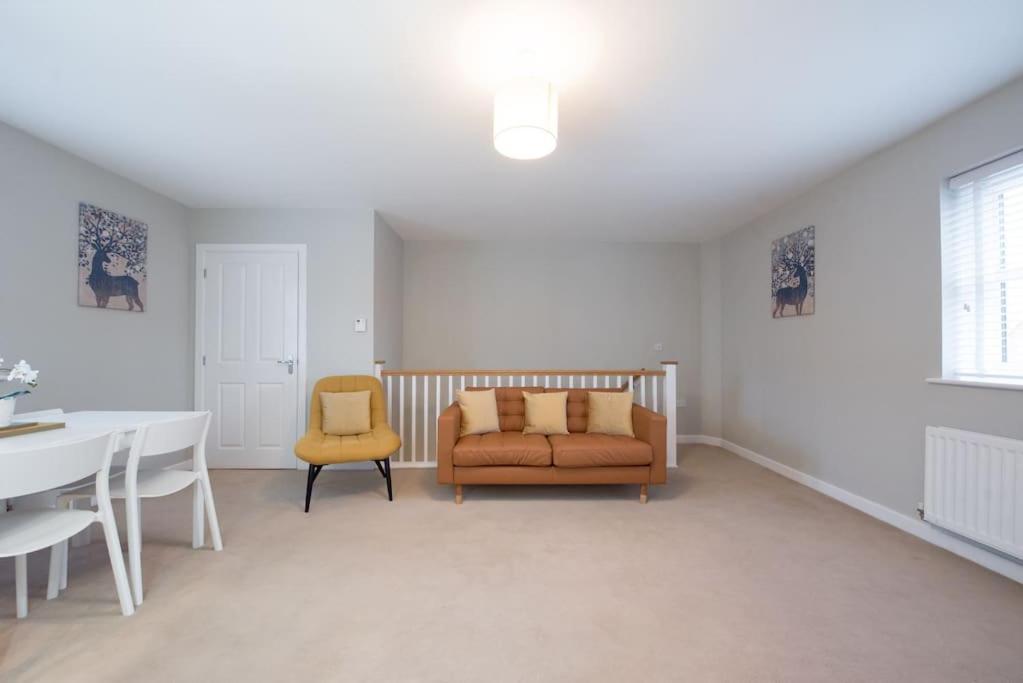 Apartment Space - Parking - Fast Wifi - 2 Double Bedrooms - Smart Tv *