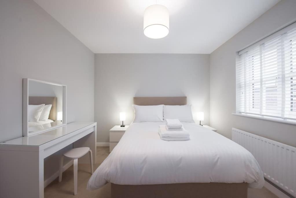 Apartment Space - Parking - Fast Wifi - 2 Double Bedrooms - Smart Tv *