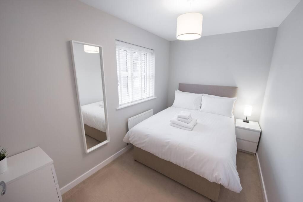 Space - Parking - Fast Wifi - 2 Double Bedrooms - Smart Tv Apartment Colchester