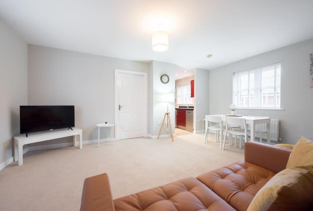 Space - Parking - Fast Wifi - 2 Double Bedrooms - Smart Tv Colchester