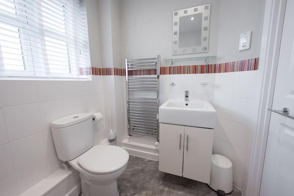 Space - Parking - Fast Wifi - 2 Double Bedrooms - Smart Tv Apartment