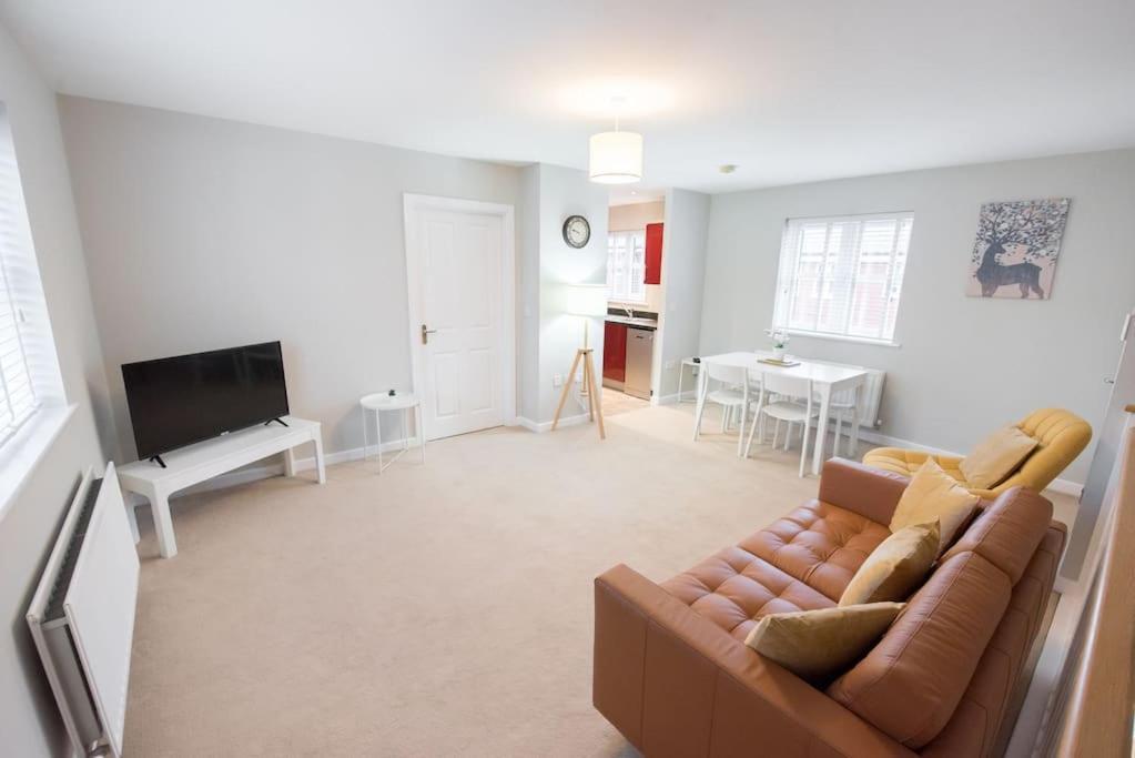 Apartment Space - Parking - Fast Wifi - 2 Double Bedrooms - Smart Tv Colchester