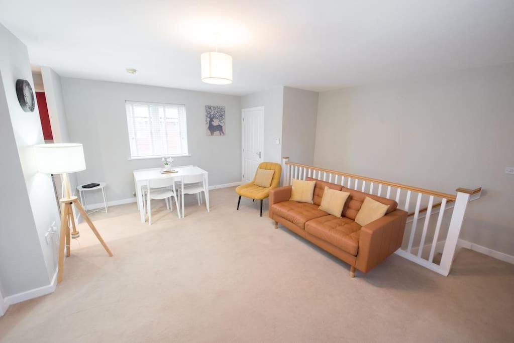 Space - Parking - Fast Wifi - 2 Double Bedrooms - Smart Tv Apartment