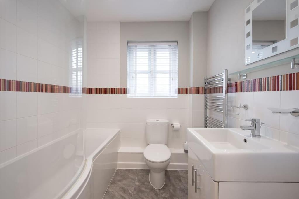 Apartment Space - Parking - Fast Wifi - 2 Double Bedrooms - Smart Tv Colchester