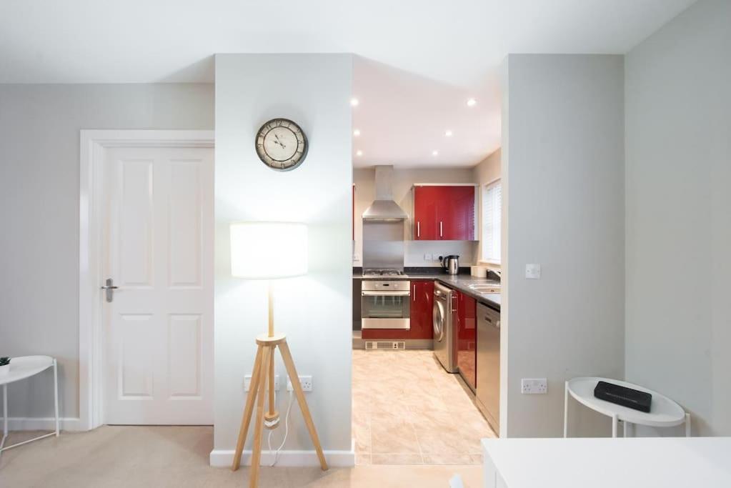 Apartment Space - Parking - Fast Wifi - 2 Double Bedrooms - Smart Tv Colchester