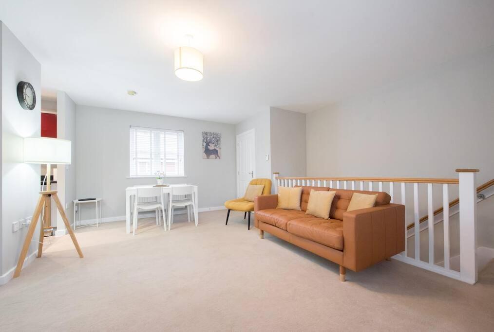 Space - Parking - Fast Wifi - 2 Double Bedrooms - Smart Tv Colchester