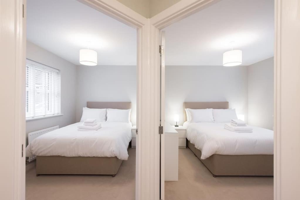 Space - Parking - Fast Wifi - 2 Double Bedrooms - Smart Tv