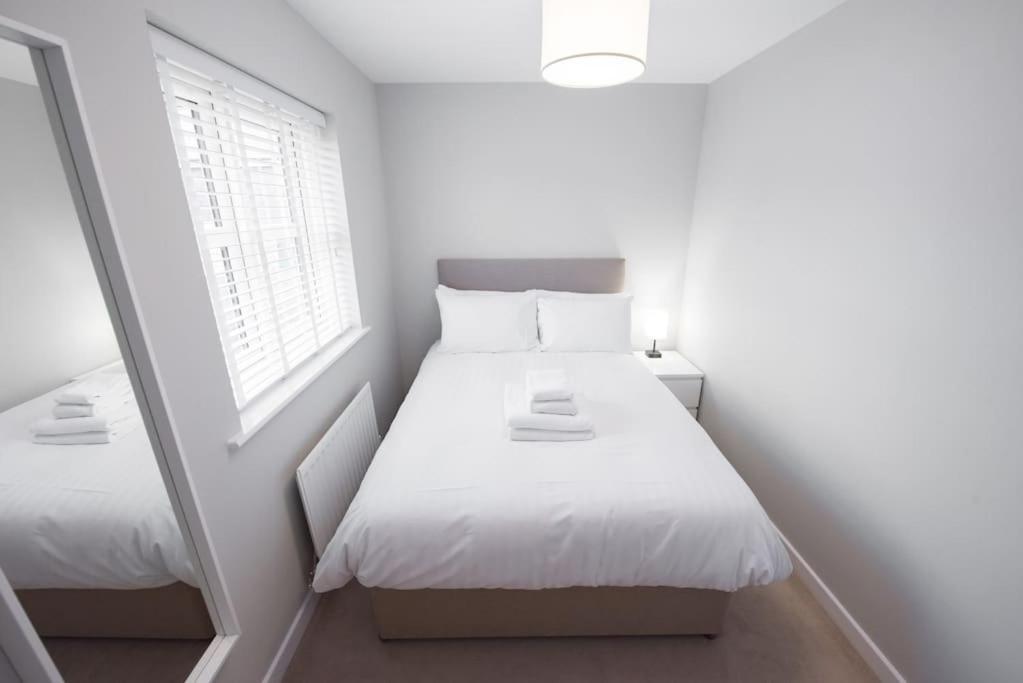 Apartment Space - Parking - Fast Wifi - 2 Double Bedrooms - Smart Tv Colchester