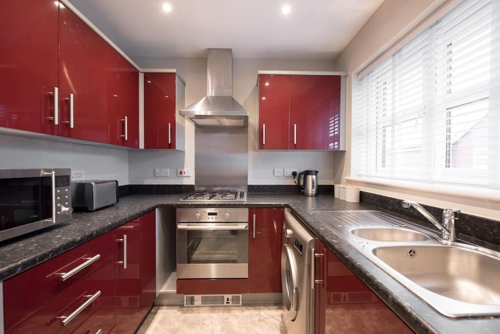 Space - Parking - Fast Wifi - 2 Double Bedrooms - Smart Tv Apartment Colchester