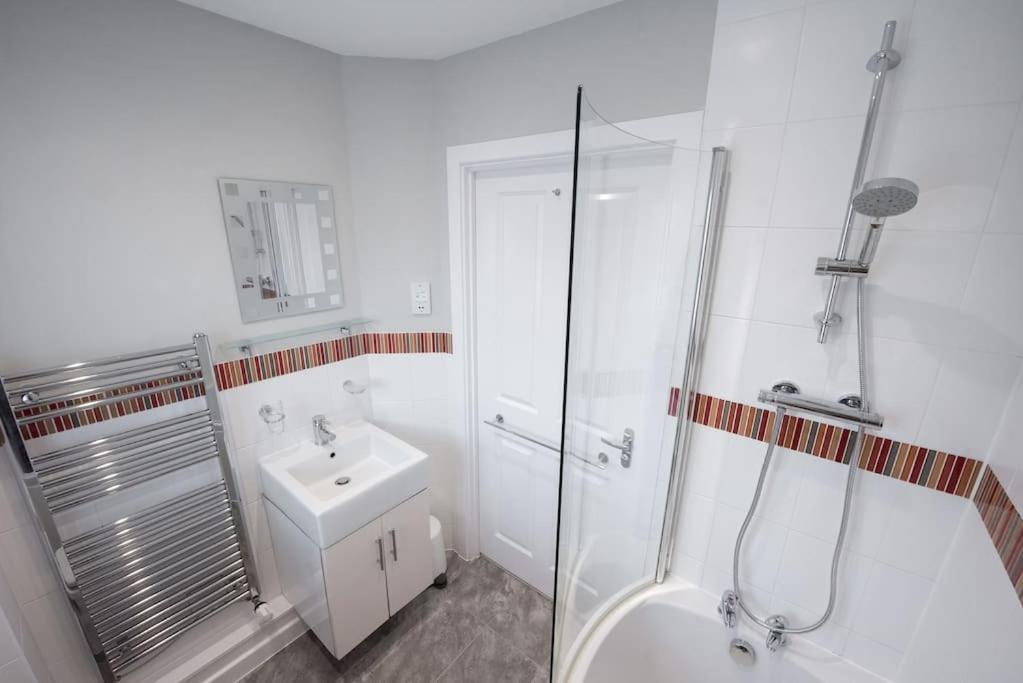 Space - Parking - Fast Wifi - 2 Double Bedrooms - Smart Tv Colchester