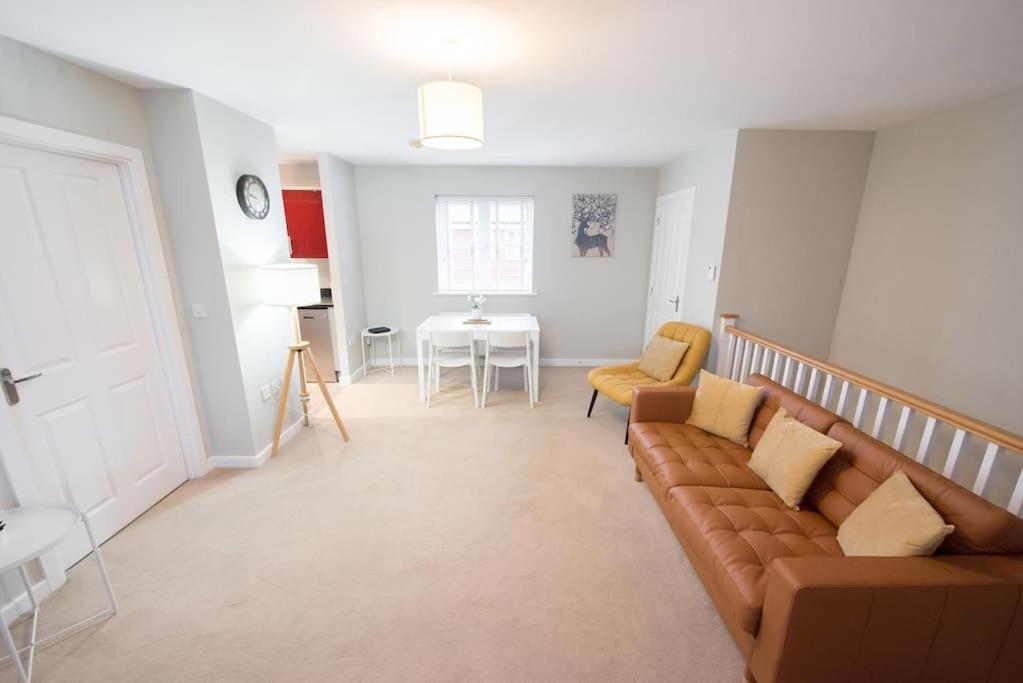 Apartment Space - Parking - Fast Wifi - 2 Double Bedrooms - Smart Tv *