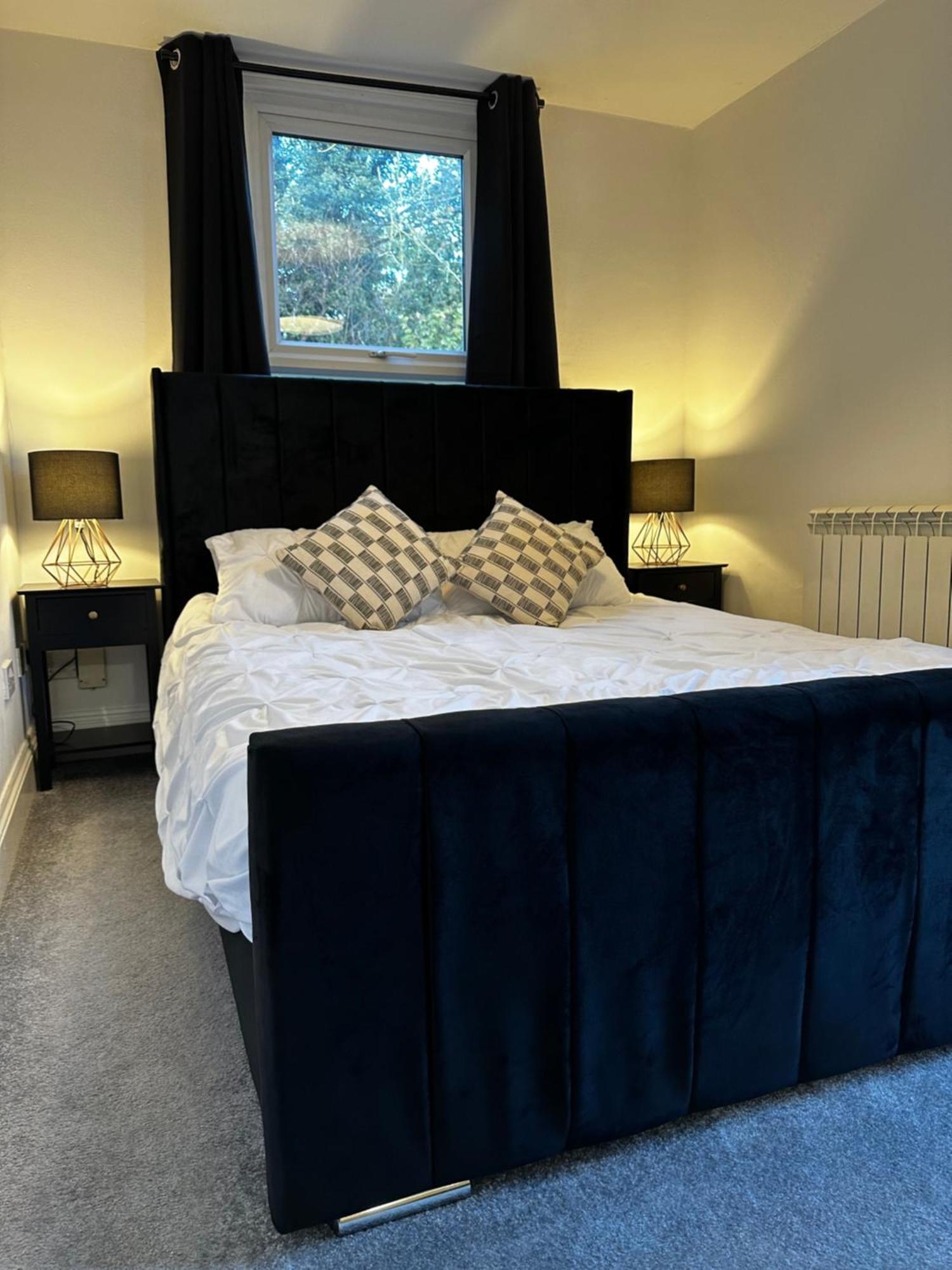 Entire Boutique King Size Bed Near Town Centre