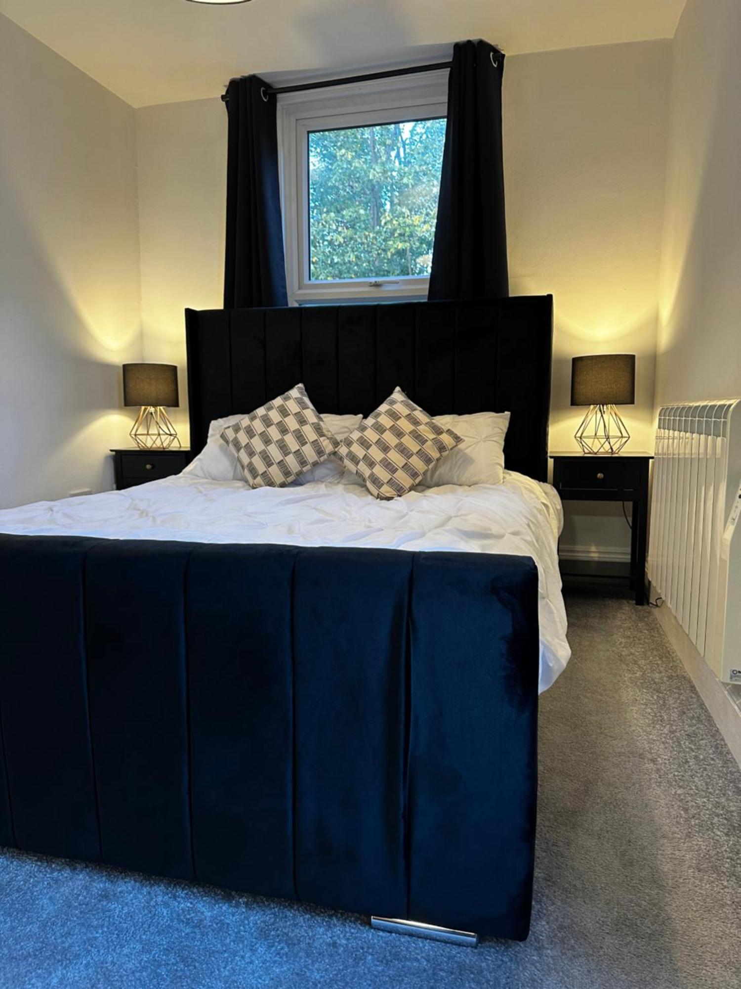 Entire Boutique King Size Bed Near Town Centre