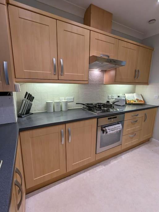 2-bed, Sleeps 5, 2 Bath, Parking, Wifi Apartment Colchester