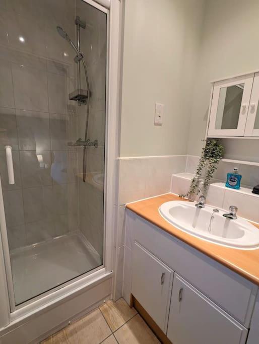 2-bed, Sleeps 5, 2 Bath, Parking, Wifi Apartment