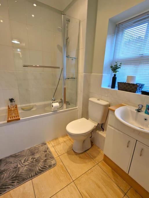 Apartment 2-bed, Sleeps 5, 2 Bath, Parking, Wifi *
