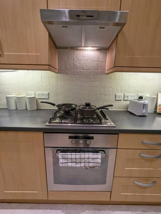 2-bed, Sleeps 5, 2 Bath, Parking, Wifi *