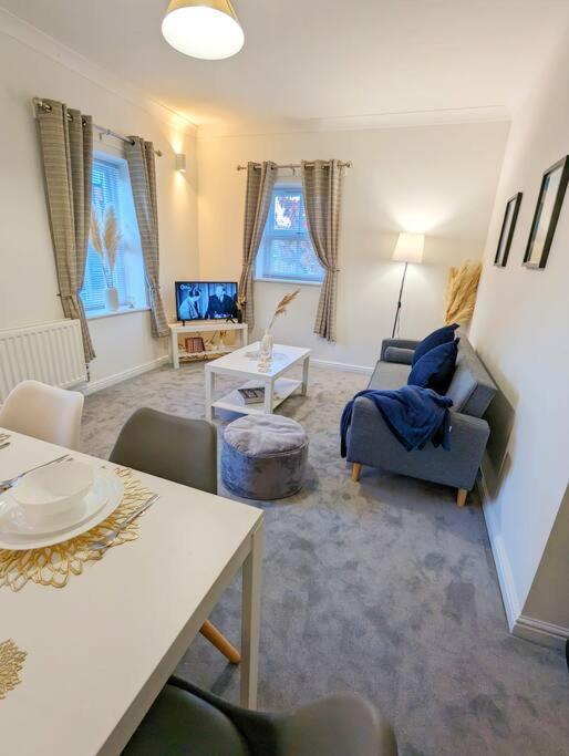Apartment 2-bed, Sleeps 5, 2 Bath, Parking, Wifi Colchester