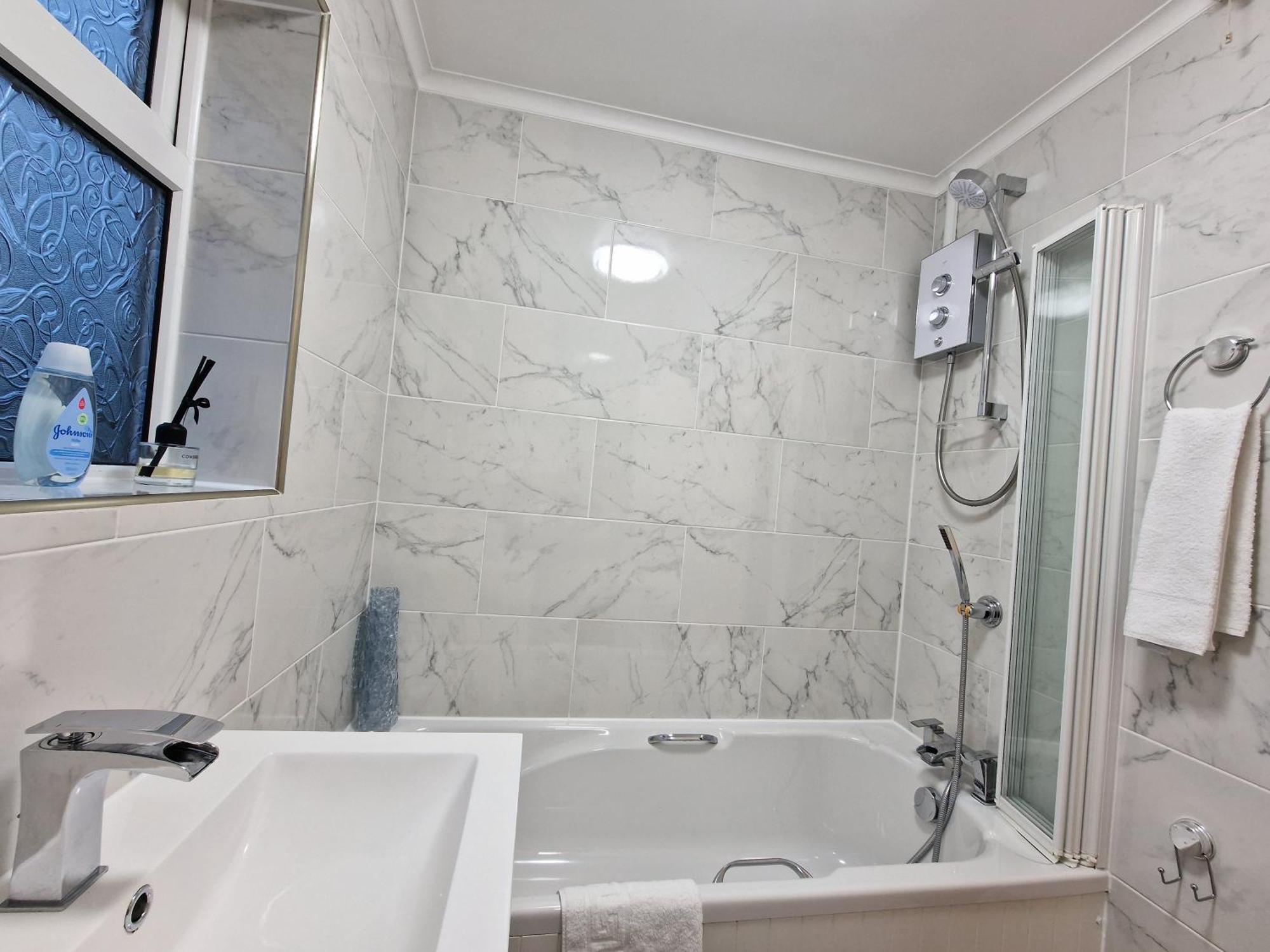 Modern And Spacious 3 Bedroom Family House With Workspace Holiday home Colchester