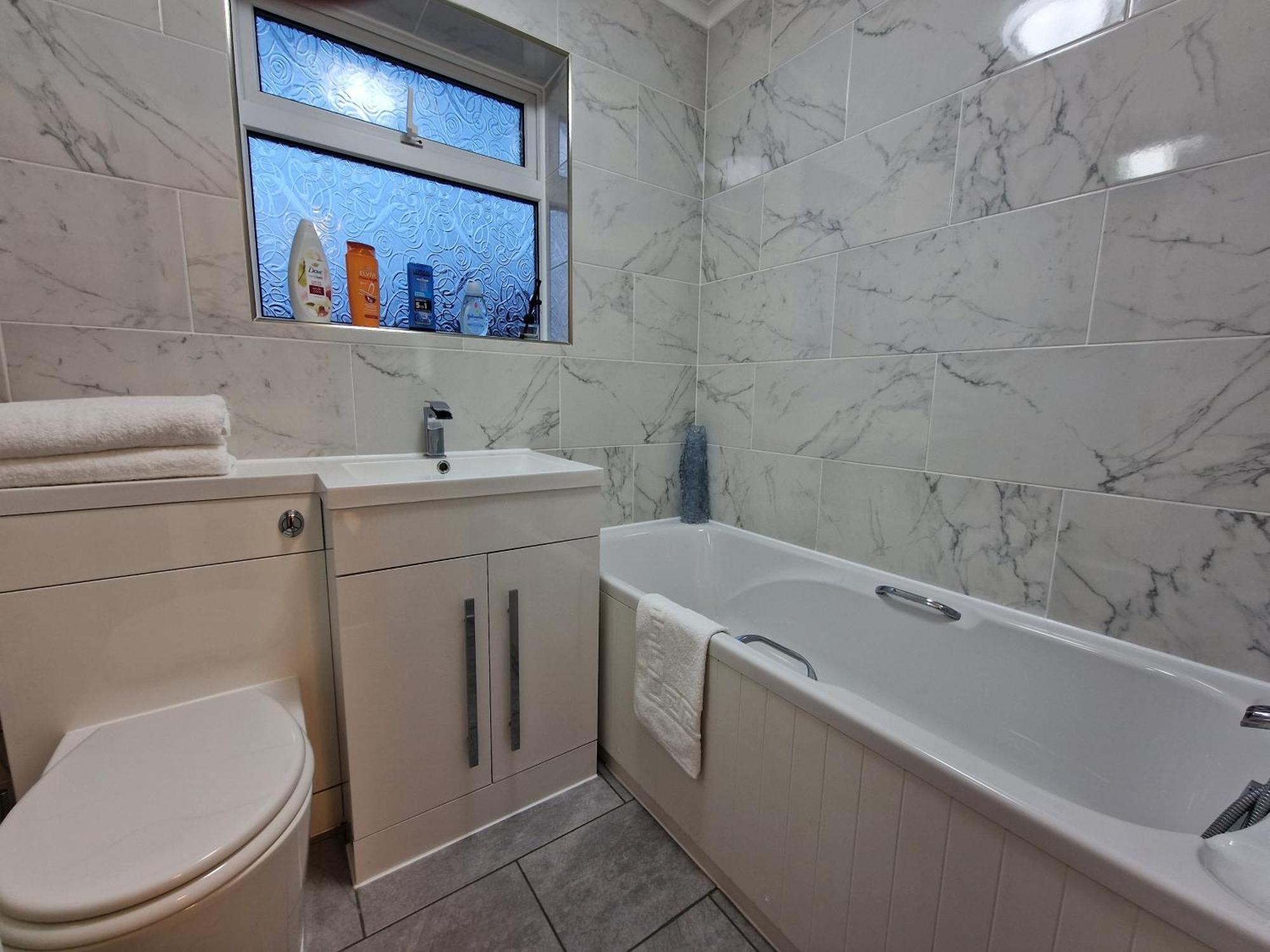 Modern And Spacious 3 Bedroom Family House With Workspace Holiday home