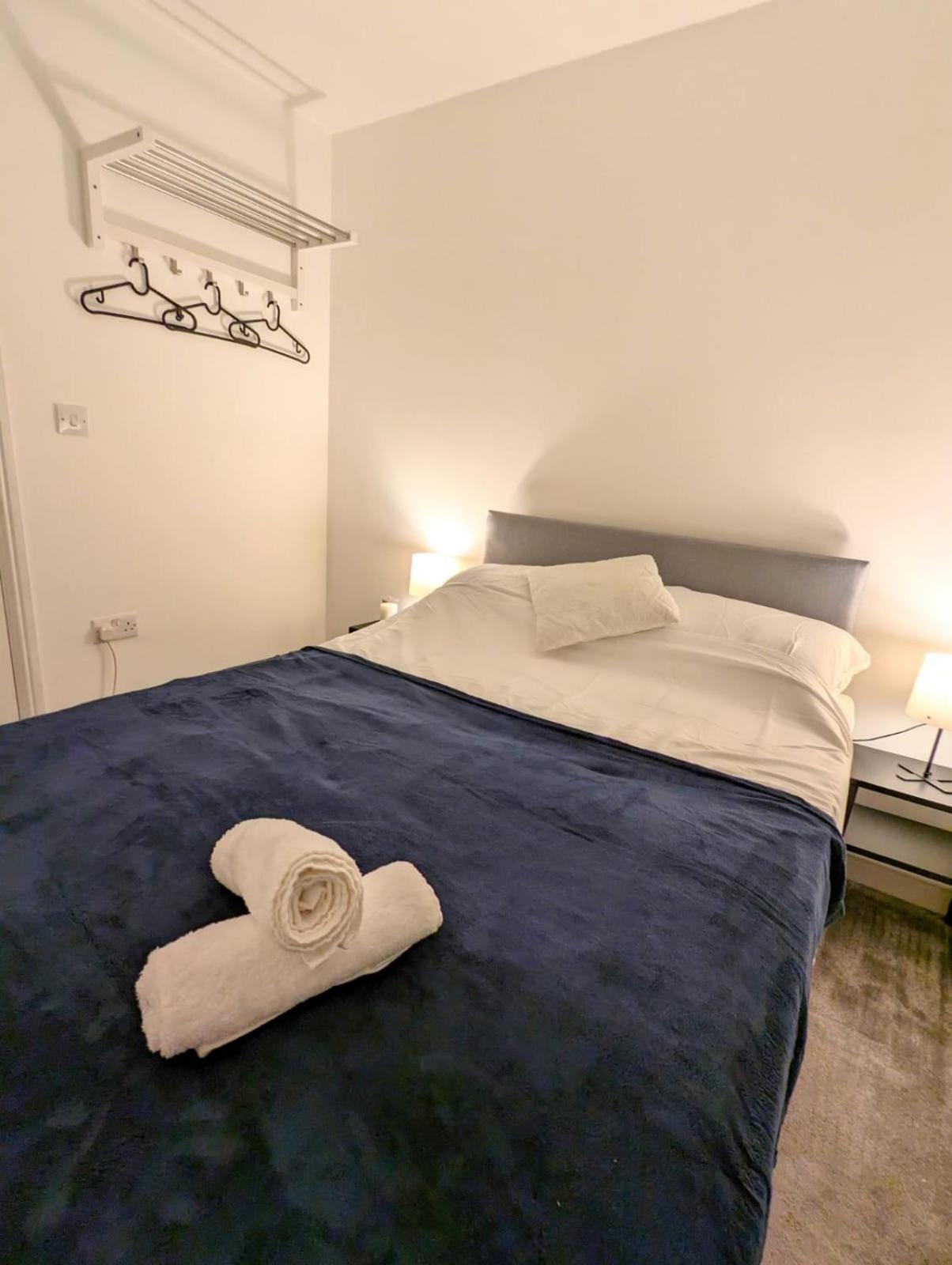 Apartment 2-bed, Sleeps 5, 2 Bath, Parking, Wifi Colchester