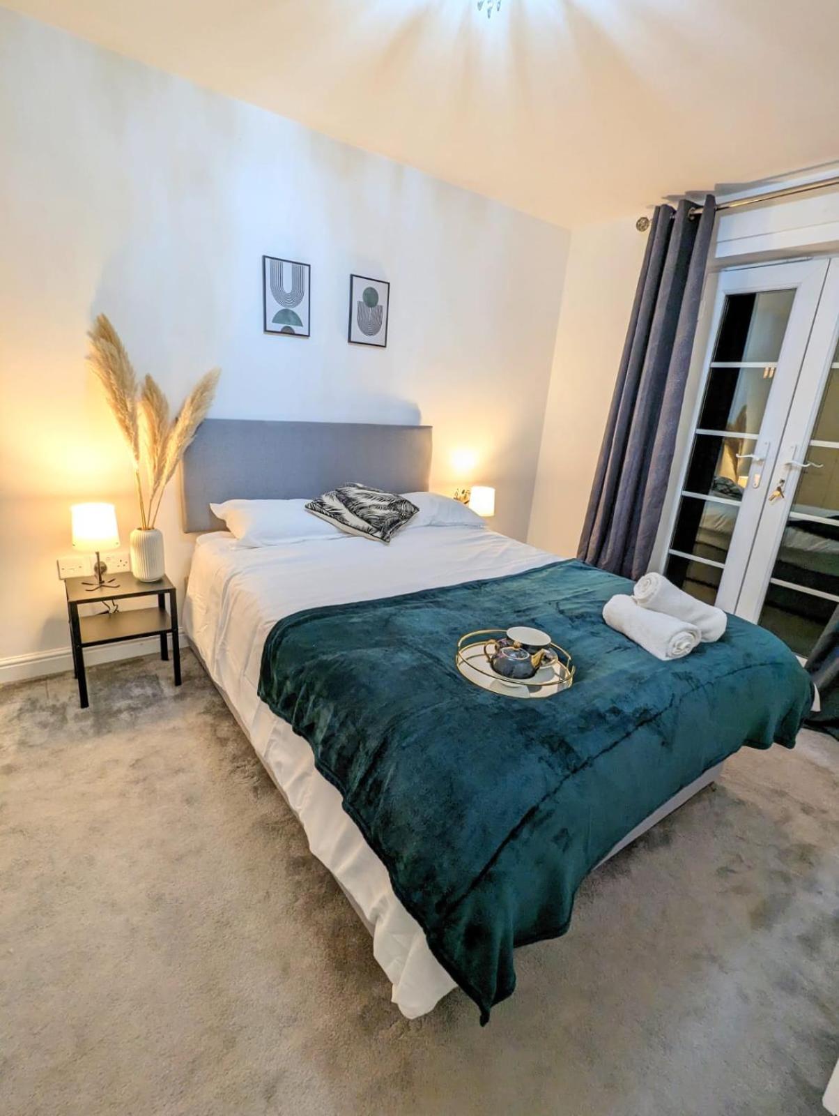 2-bed, Sleeps 5, 2 Bath, Parking, Wifi Apartment Colchester