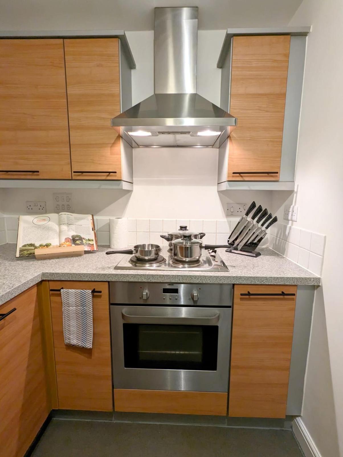 Apartment 2-bed, Sleeps 5, 2 Bath, Parking, Wifi Colchester