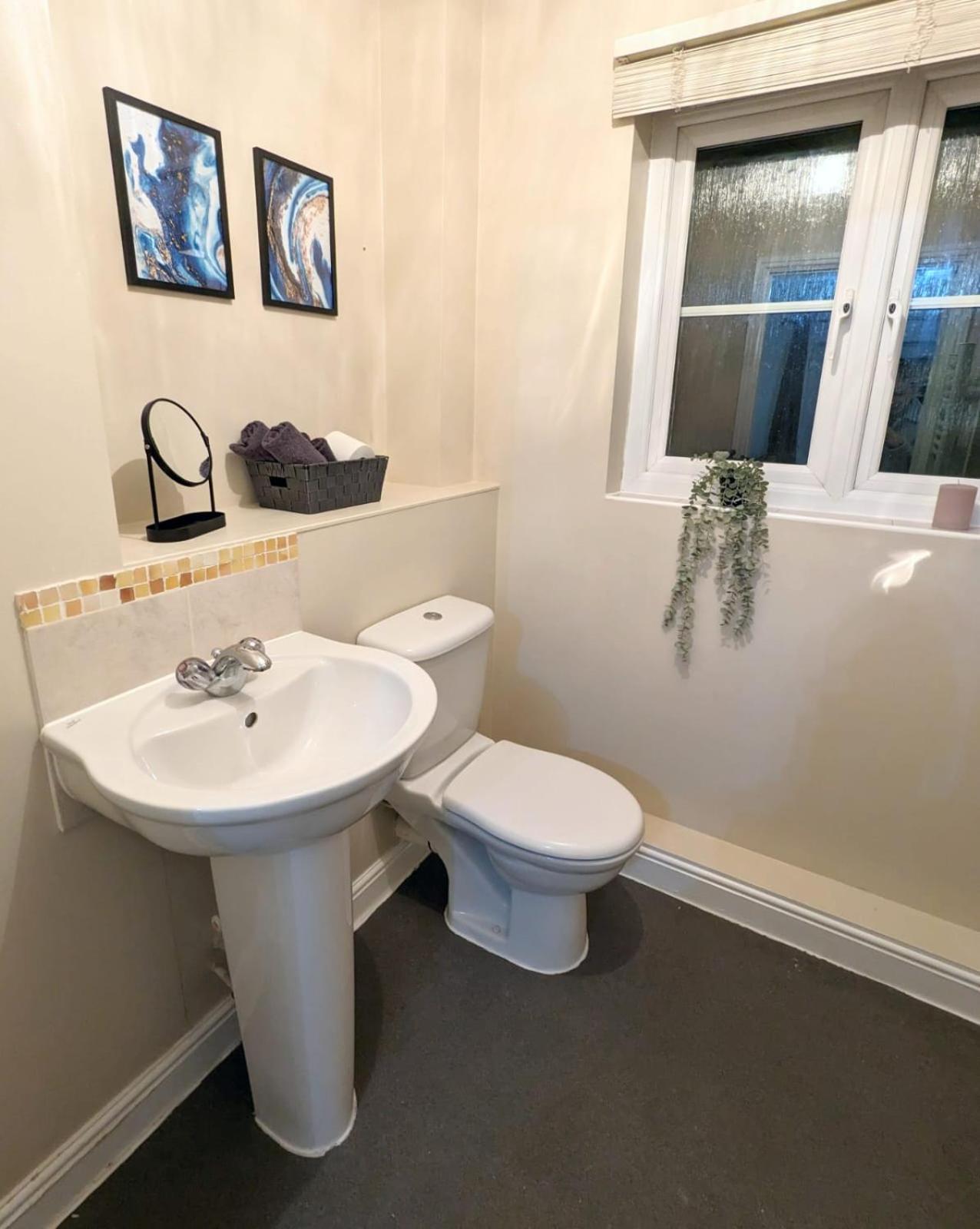 2-bed, Sleeps 5, 2 Bath, Parking, Wifi * Colchester