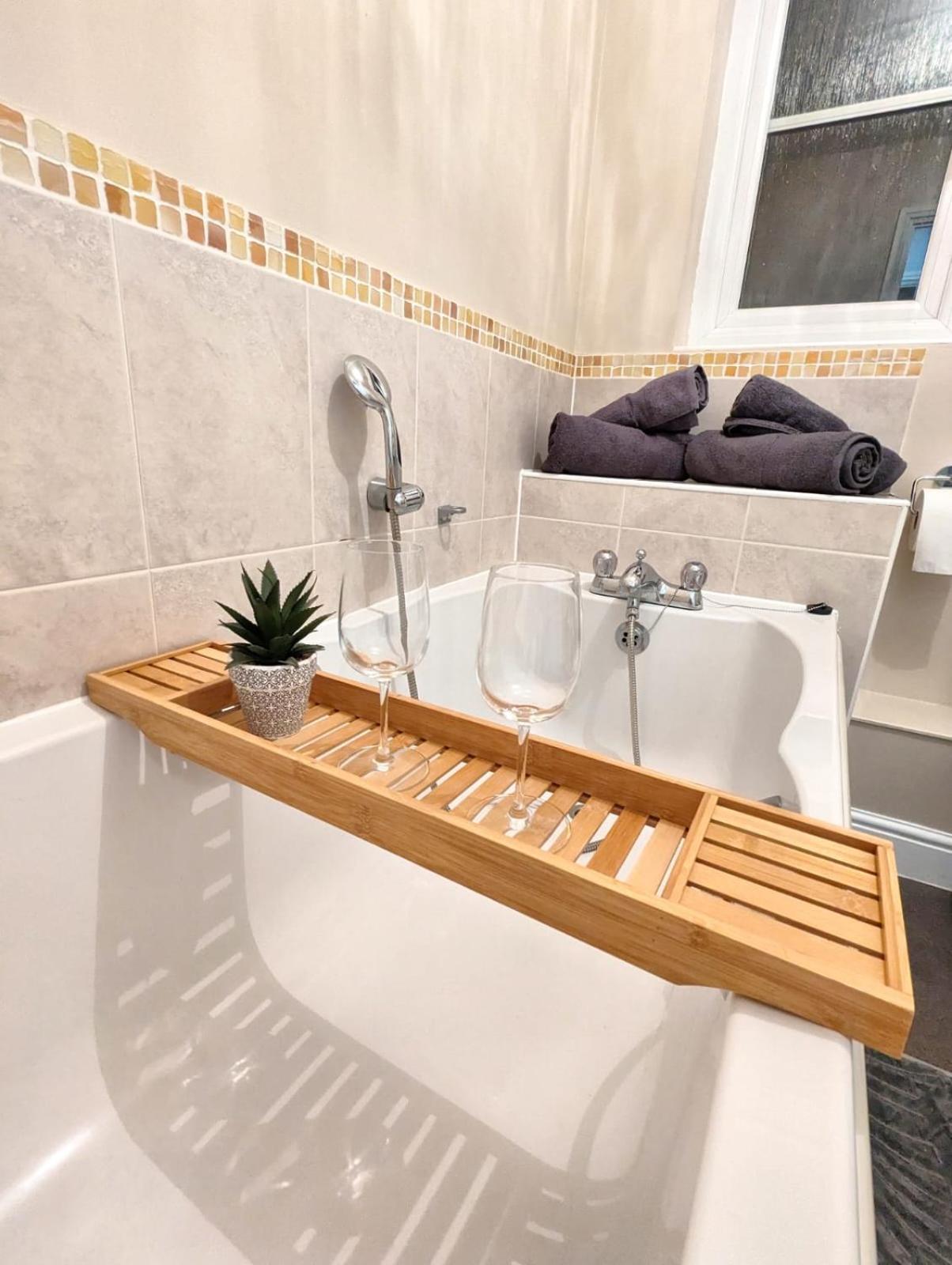 2-bed, Sleeps 5, 2 Bath, Parking, Wifi Apartment Colchester