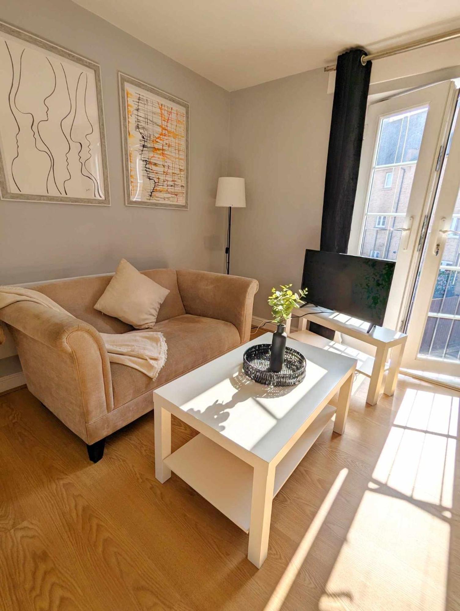 Apartment 2-bed, Sleeps 5, 2 Bath, Parking, Wifi