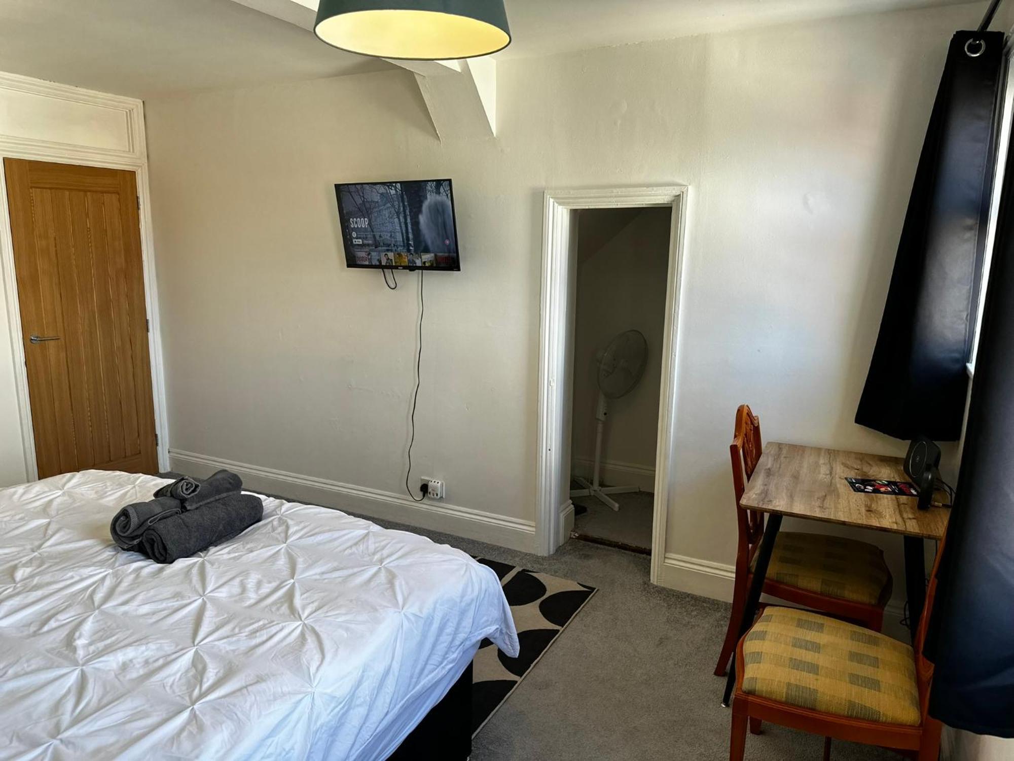 Cosy Entire Super King Bed Near Town Center